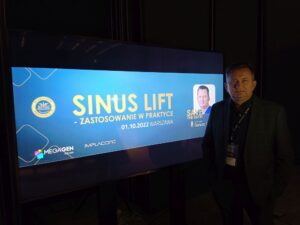 dr Dariusz Pituch na tle baneru SINUS LIFT